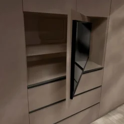 Armadio 6 ante battenti Cashmere con 3 cassetti Vano TV girevole e maniglie a gola disponibile in 3 colori
