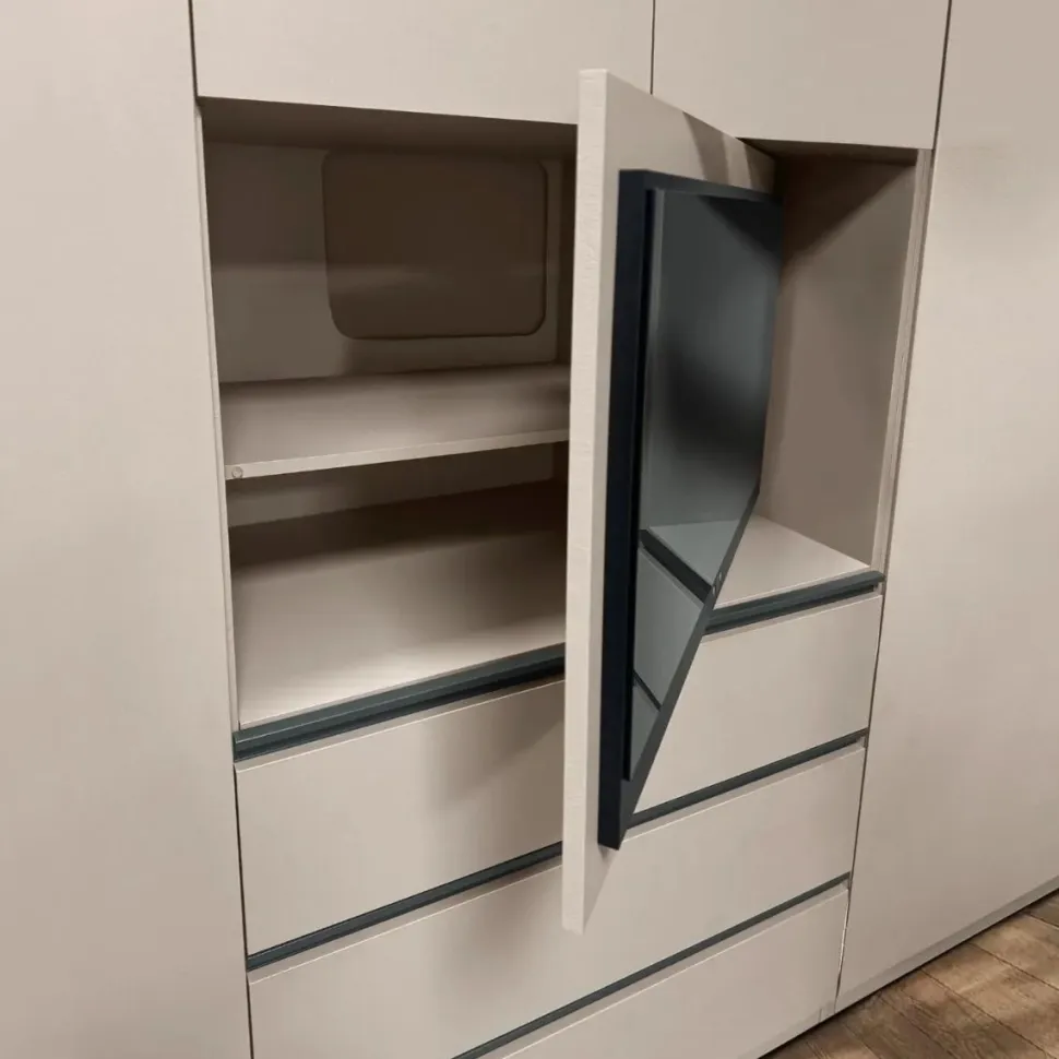 Armadio 6 ante battenti Cashmere con 3 cassetti Vano TV girevole e maniglie a gola disponibile in 3 colori