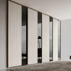 Armadio 4 ante scorrevoli in Bianco Altea con inserti verticali a Specchio Fumè disponibile in vari colori