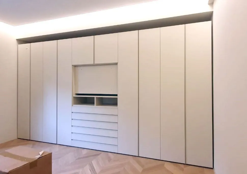 Armadio battente Bianco Opaco con Vano TV e 6 cassetti con maniglia a gola in vari colori