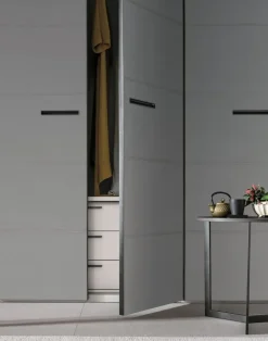 Armadio battente componibile con ante rivestite in ecopelle e maniglia integrata disponibile in varie misure e colori