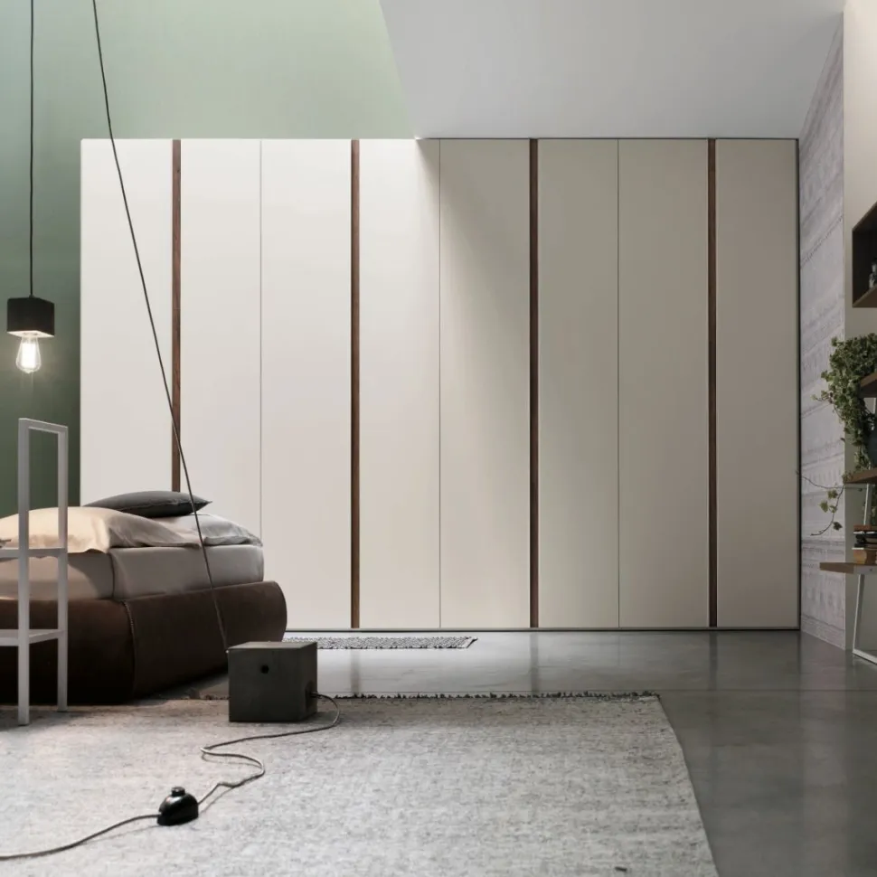 Armadio battente componibile con maniglia a tutta altezza integrata Dora disponibile in varie misure e colori