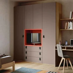 Armadio battente con Vano Porta TV, Bronzo, Noce e Rosso Corallo moderno e funzionale disponibile in 2 misure e vari colori