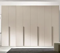 Armadio City 8 ante battenti linea Domino finitura Cachemire con maniglia Stilo in alluminio verniciato