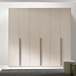 Armadio City 6 ante battenti linea Domino finitura Cachemire con maniglia Stilo in alluminio verniciato