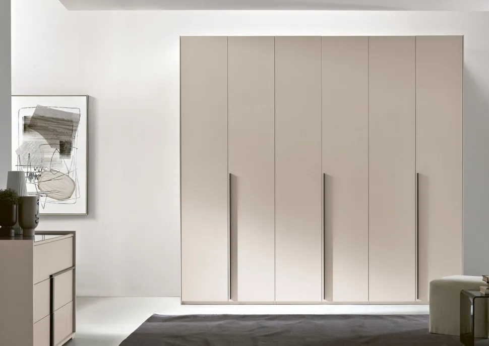 Armadio City 6 ante battenti linea Domino finitura Cachemire con maniglia Stilo in alluminio verniciato