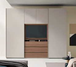 Armadio con ante scorrevoli e vano tv linea Domino disponibile in vari colori