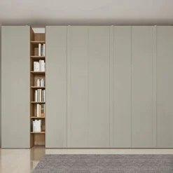 Armadio con maniglia a tutta altezza con ante battenti e libreria disponibile in 2 misure
