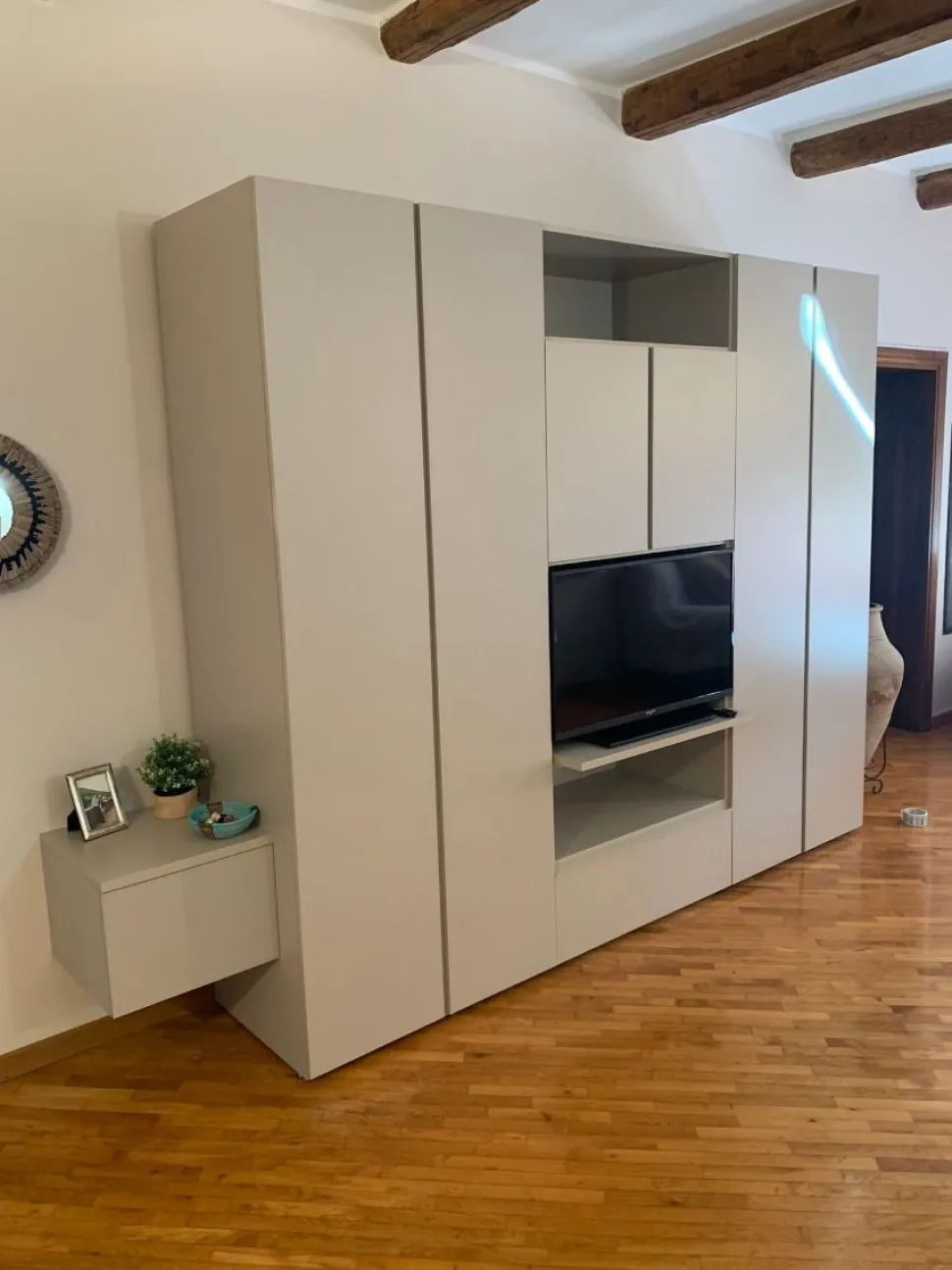 Armadio con vano tv 5 ante battenti e 4 cassetti Iago linea Airone