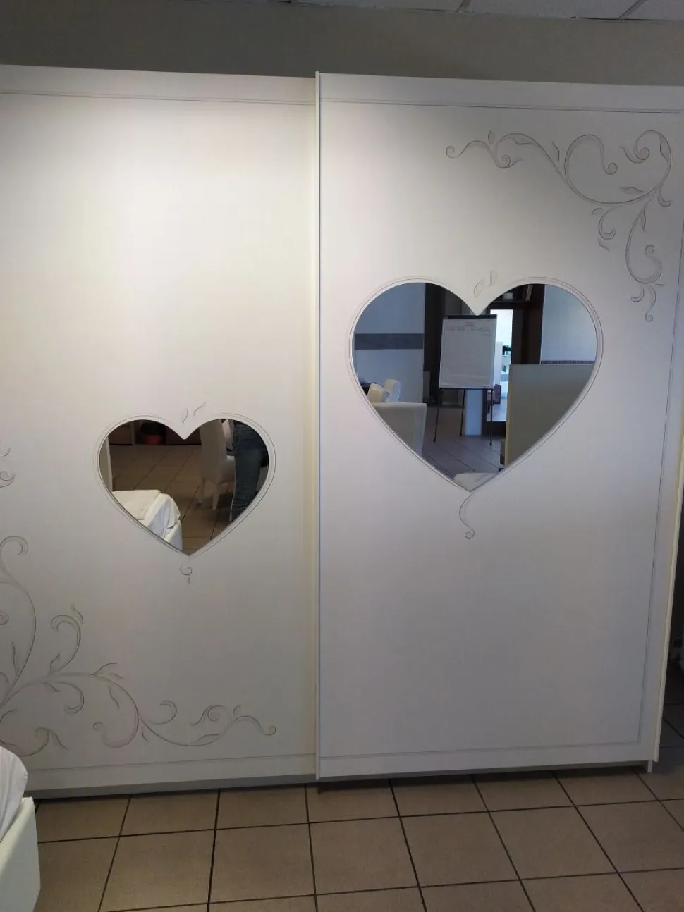 Armadio in Bianco Frassino con serigrafia e inserti a specchio Lindir linea Essenza