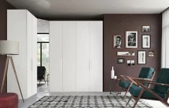 Armadio moderno con angolo a specchio finitura Bianco Opaco con 7 ante battenti disponibile in 2 misure e vari colori