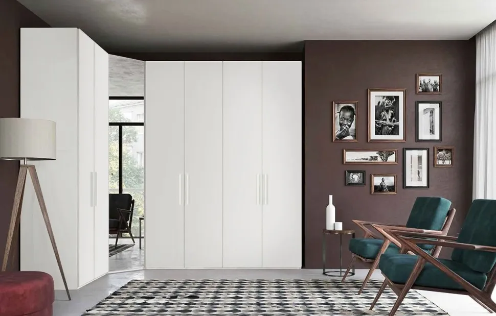 Armadio moderno con angolo a specchio finitura Bianco Opaco con 7 ante battenti disponibile in 2 misure e vari colori