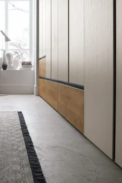 Armadio modulare componibile con ante battenti e cassetti con maniglia a tutta altezza integrata disponibile in vari colori