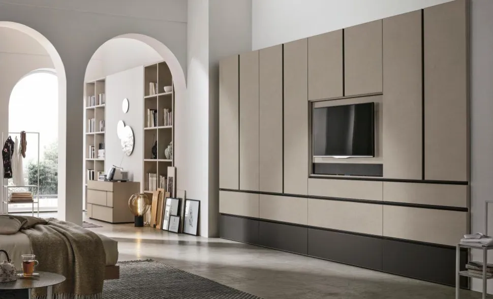 Armadio modulare componibile con vano TV girevole ante battenti e cassetti con maniglia a tutta altezza integrata disponibile in vari colori