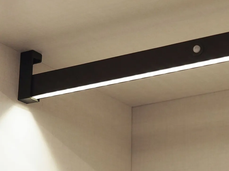 Barra Appendiabiti per armadi con luce LED Castor, batteria estraibile e sensore di movimento,in Tecnoplastica e alluminio