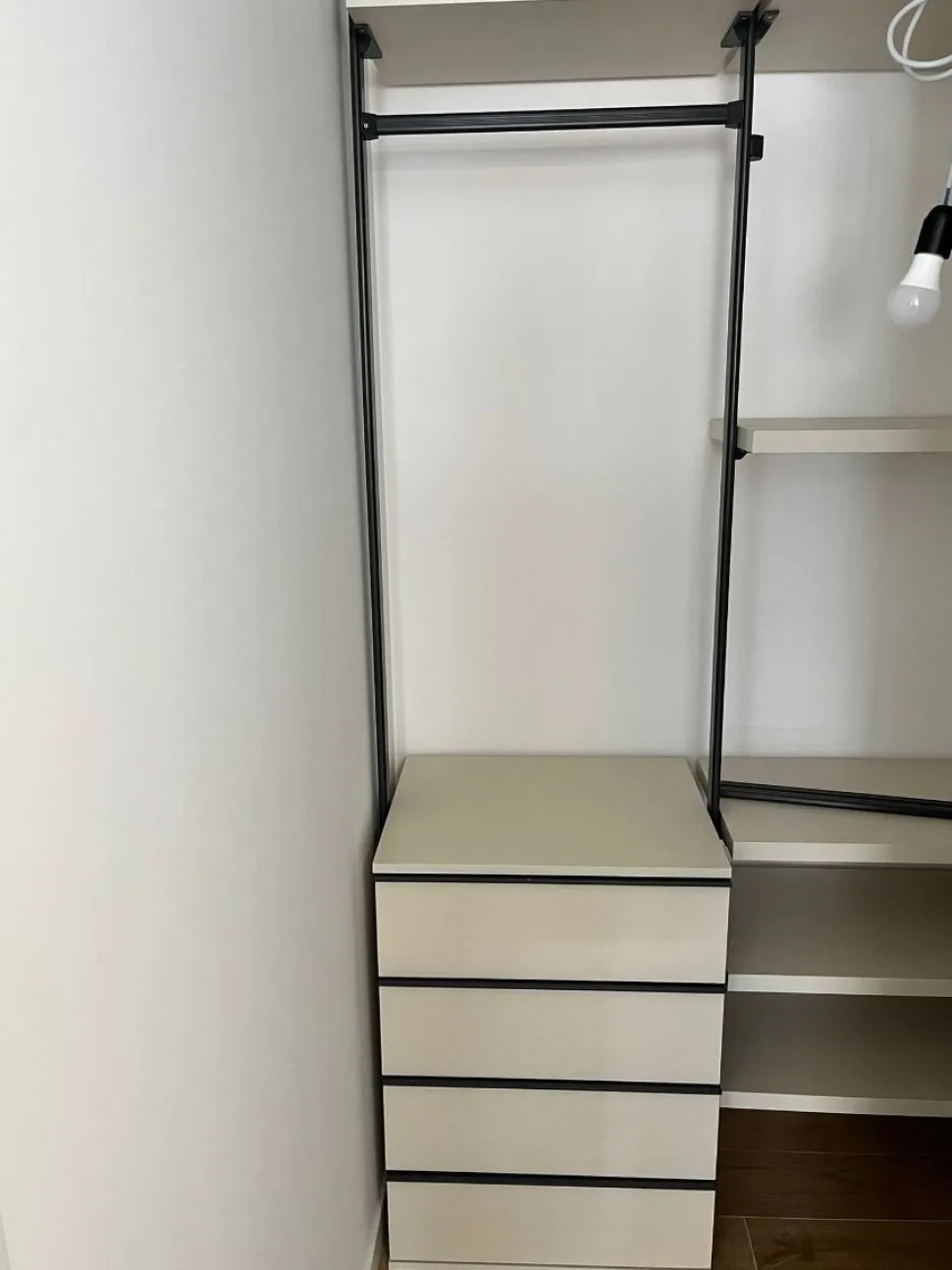 Cabina Armadio con pali in alluminio, mensole e cassettiera persoanlizzabili Sole