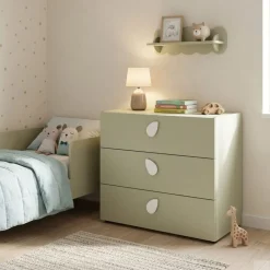 Comò 3 cassetti per camerette con maniglie sagomate disponibile in 4 colori