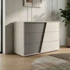 Comò moderno 3 cassetti con maniglia diagonale in MDF integrata nel frontale