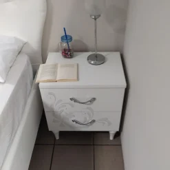 Comodini moderni Bianco Frassino a due cassetti serigrafati Noemi linea Essenza