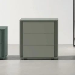 Comodino a 3 cassetti con gola laterale Odessa disponibile in vari colori