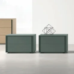 Comodino a 2 cassetti con gola laterale Odessa disponibile in vari colori