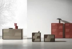 Comodino a 3 cassetti con inserti a specchio o in vetro lucido Slash disponibile in vari colori