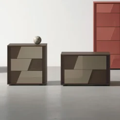 Comodino a 2 cassetti con inserti a specchio o in vetro lucido Slash disponibile in vari colori