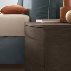 Comodino a 2 cassetti con maniglia integrata Helena disponibile in vari colori