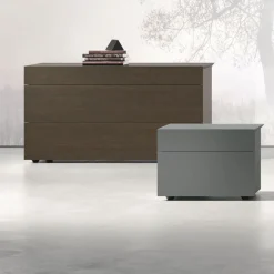 Comodino a 2 cassetti con presa maniglia obliqua Crio disponibile in 2 misure e vari colori