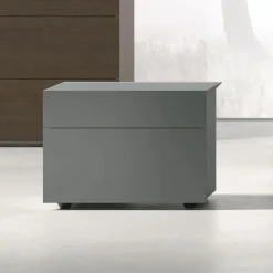 Comodino a 2 cassetti con presa maniglia obliqua Crio disponibile in 2 misure e vari colori