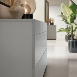 Comodino a 2 cassetti con presa maniglia obliqua Crio disponibile in 2 misure e vari colori