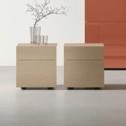 Comodino a 2 cassetti con presa maniglia obliqua Crio disponibile in 2 misure e vari colori