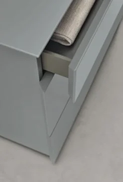 Comodino a 2 cassetti con presa maniglia obliqua Crio disponibile in 2 misure e vari colori