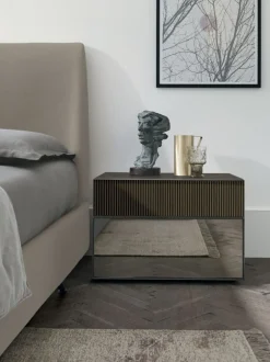 Comodino a 2 cassetti con profilo maniglia Baxter disponibile in vari colori