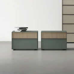 Comodino a 2 cassetti con profilo maniglia Baxter disponibile in vari colori