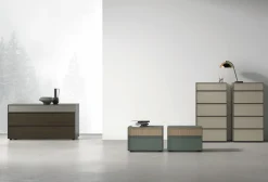 Comodino a 2 cassetti con profilo maniglia Baxter disponibile in vari colori