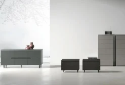 Comodino a 2 cassetti con zoccolo Argo disponibile in vari colori
