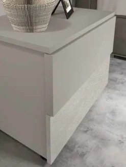 Comodino 2 cassetti con frontale bicolore a due spessori disponibile in vari colori