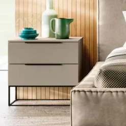 Comodino 2 cassetti con piedini e maniglie in metallo Milos disponibile in vari colori