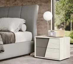 Comodino moderno 2 cassetti Bianco Frassino e Grigio con maniglia diagonale in MDF integrata nel frontale