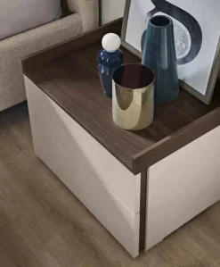 Comodino moderno 2 cassetti con maniglia a gola laterale e top a vassoio disponibile in vari colori May linea Domino