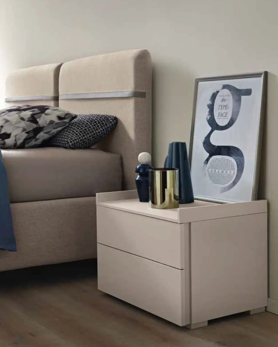 Comodino moderno 2 cassetti con maniglia a gola laterale e top a vassoio disponibile in vari colori May linea Domino