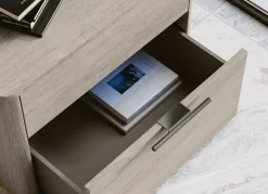 Comodino moderno 2 cassetti in Rovere Gessato con maniglia disponibile in 2 colori