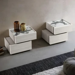 Comodino moderno sfalsato a 2 cassetti con top effetto marmo disponibile in vari colori