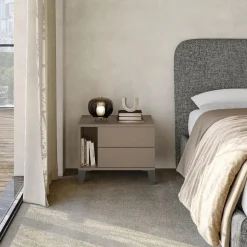 Comodino retrofinito Canapa senza maniglia con piedini in metallo Isabelle disponibile in vari colori