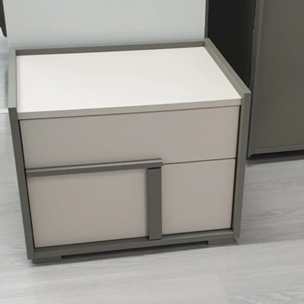 Comodino Tory 2 cassetti linea Domino finitura Grigio Londra e Cachemire