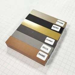 Consolle da ingresso con struttura in alluminio e piano in vetro personalizzabile