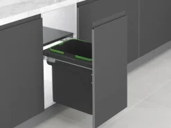 Contenitore per la raccolta differenziata con fissaggio laterale ed estrazione manuale Recycle