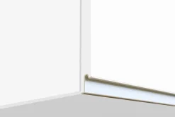 Cucina completa con isola moderna con maniglie a incasso in allumino Teodora in finitura Bianco Lucido e Rovere
