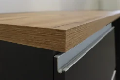 Cucina completa con isola moderna con maniglie a incasso in allumino Irene in finitura Antracite Opaco e Rovere